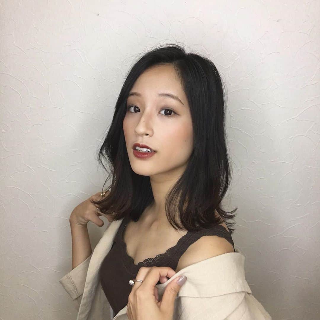 佐藤華純のインスタグラム：「.  【 #NYNY 】  今日はNYNYさんで撮影でした📸  ヘアメイクは、私らしくクールで大人っぽく仕上げて頂きました！  髪型だけでなく、写真を撮る時の角度などアドバイスをしてくださり、勉強になりました📝🌷  こちらはオフショット！データの方はお楽しみに！  ヘア【 @0609.takesueyuki 】 メイク【 @maimi_nyny 】 カメラ＆総括【 @nyny_watanabe 】  #ミスキャンパス立命館2020 #MCR2020  #立命館 #立命館大学 #京都 #女子大生  #ミスキャン #ミスコン #ファイナリスト #ヘアアレンジ #ヘアメイク #秋メイク #大人メイク #ブラウンメイク」