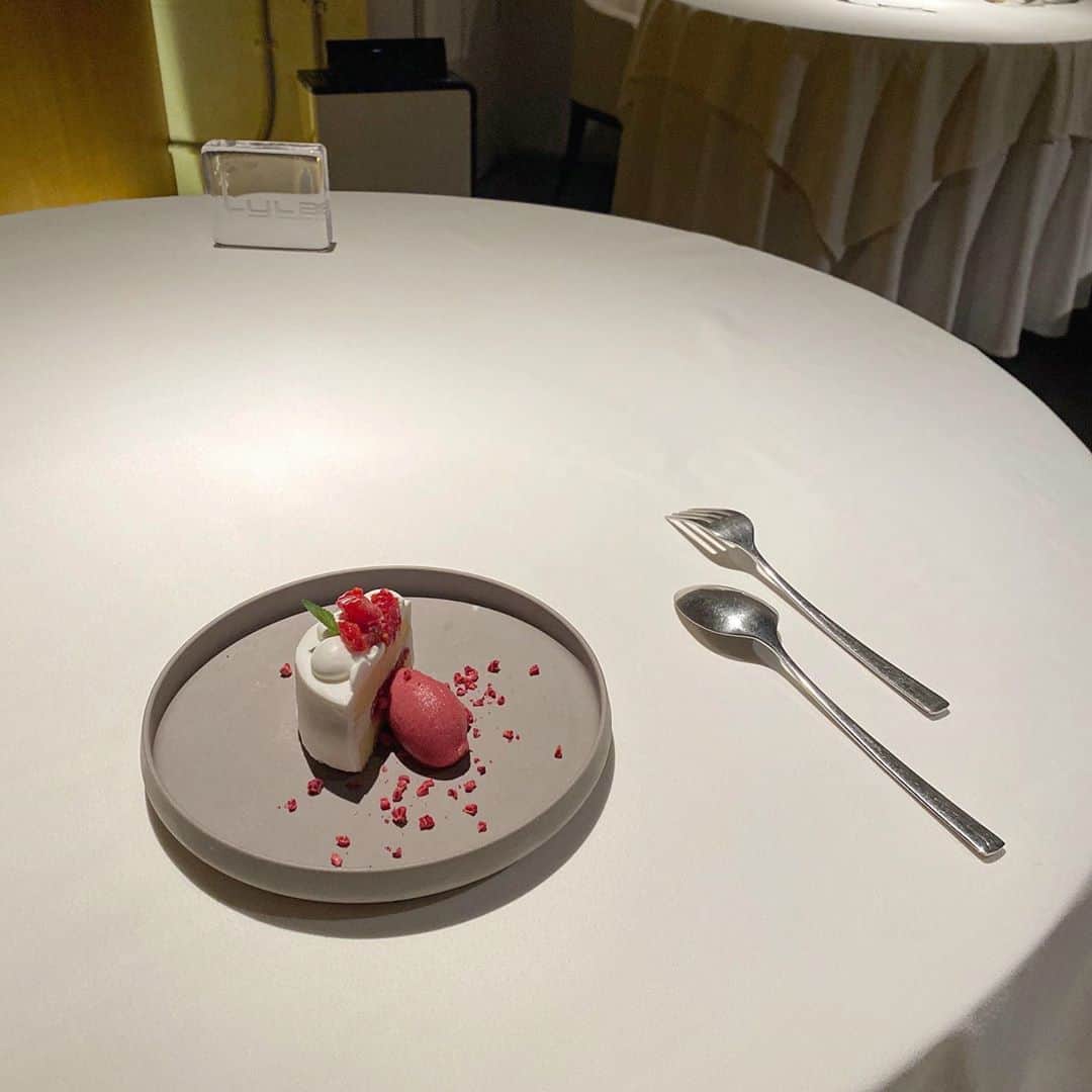藤江萌さんのインスタグラム写真 - (藤江萌Instagram)「贅沢ランチ♡  【ライラ(Lyla) / 赤坂・フレンチ】  お料理めっちゃ美味しかったし、雰囲気も最高すぎた🥺  恵麻お誕生日おめでとう🎂」9月11日 21時12分 - fujie_moe_official
