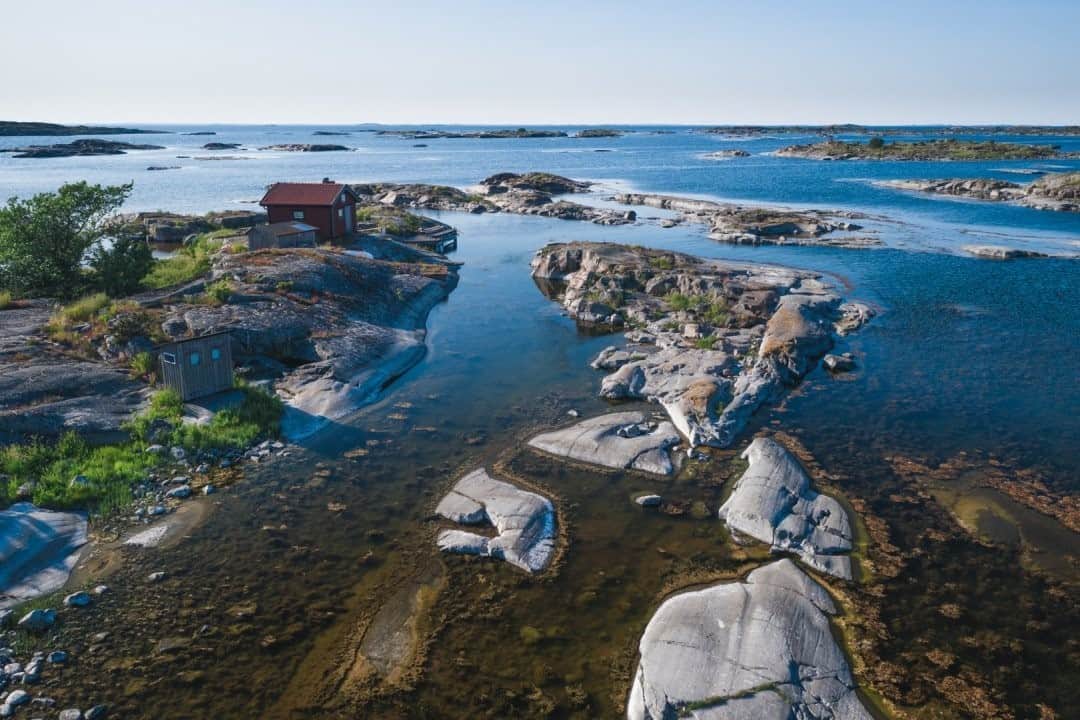 National Geographic Travelさんのインスタグラム写真 - (National Geographic TravelInstagram)「Photo by @MartinEdstrom  Camping on Gillöga in the Stockholm archipelago, you're about as far out in the Baltic Sea as you can get (if you want to camp on land). Kayaking here can be tricky, as you need to be careful not to get surprised by heavy wind, but it rewards you with a myriad of islands and islets to explore. The Gillöga archipelago is notoriously hard to navigate by boat, so as a kayaker you get these views mostly to yourself. Follow @MartinEdstrom for more adventures in the Nordics. #ExploringHome #Sweden #archipelago #kayaking」9月11日 21時07分 - natgeotravel
