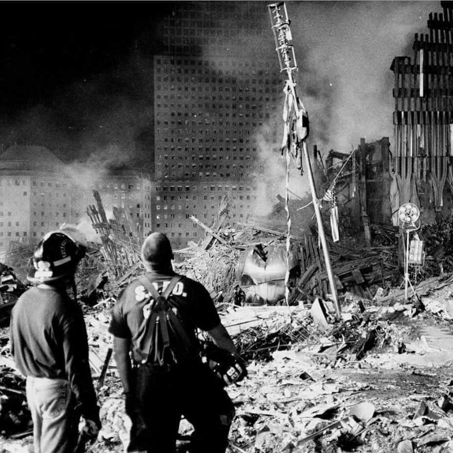 ミーアンドローさんのインスタグラム写真 - (ミーアンドローInstagram)「Sept.11th 2001 💔 We will never forget. We will always remember and honor those in our hearts forever. 🙏 📷 @charleslibin #neverforget」9月11日 21時09分 - meandrojewelry
