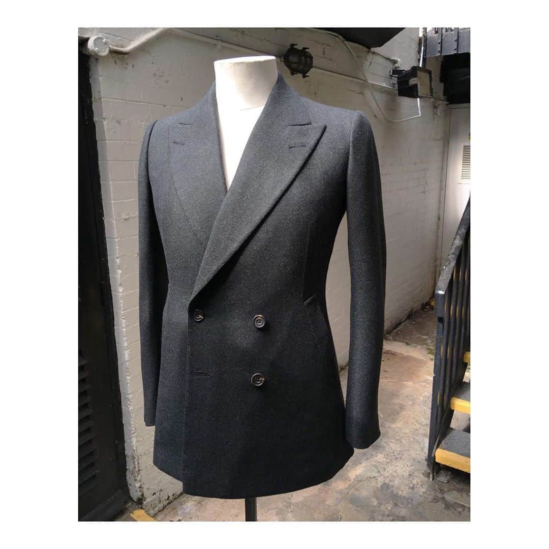 ギーブス&ホークスのインスタグラム：「From our Head Cutter @DavideTaub Bespoke sports coat made in house by our own trained tailors completely by hand. . #GievesandHawkes #SavileRow #Bespoke #BespokeTailoring #Craftsmanship #DBBlazer #SportsCoat」