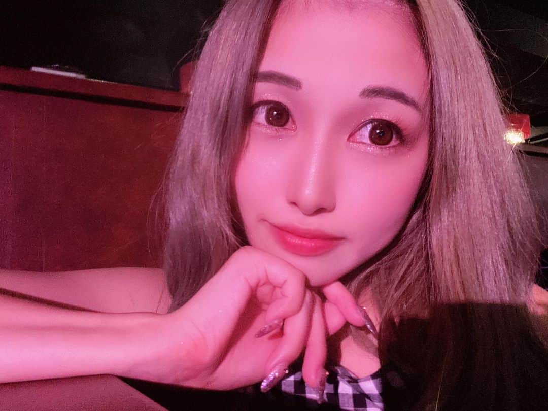 うららのインスタグラム：「今日はお休み お布団とお友達になってた  あとTwitterも始めてみました✨ 両方フォローお願いします🙇‍♀️  #おやすみ #休日 #自撮り #自撮り女子 #自撮り界隈  #キャバ嬢 #キャバ #キャバクラ #オフショット #歌舞伎町 #歌舞伎」
