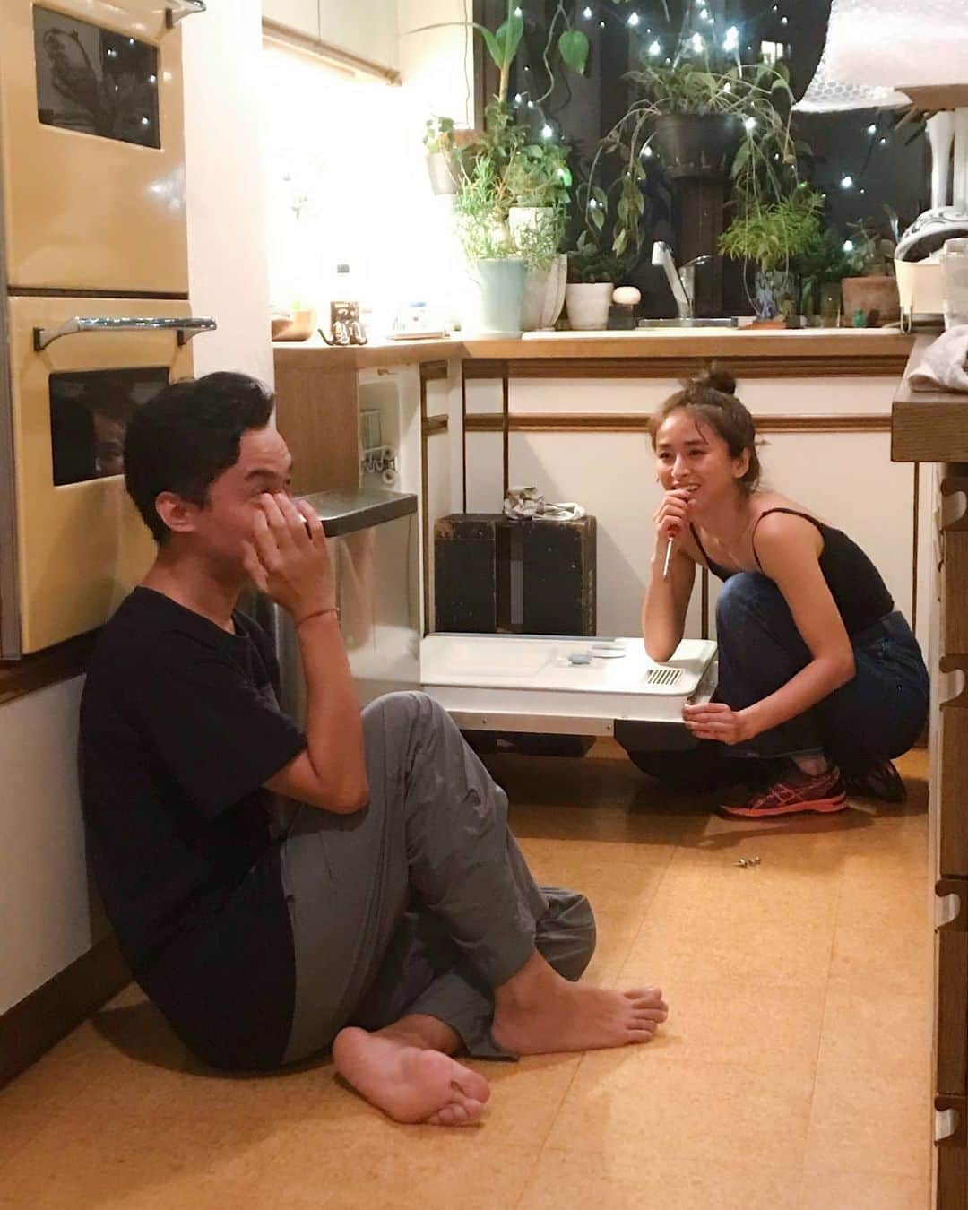 Yoshiko Kris-Webb クリス-ウェブ佳子さんのインスタグラム写真 - (Yoshiko Kris-Webb クリス-ウェブ佳子Instagram)「Fixing a dishwasher. 食洗機を解体して大掃除して組み立てられなくなり😭最終的に出来たけど2時間かかった。オツカレビール飲みます。 娘: ママ。普通そういうのは業者さんに頼むんだよ。 私: 知っとる。  明日16時からヒューガルデンの提供でクッキングライブをInstagramで配信します。ゲストは恵比寿にあるレストランSEL SAL SALEのシェフ濱口昌大さん。シグニチャーディッシュのレシピを教わります。 @hoegaarden_jpn 🇧🇪 @masahirohamaguchi 👨🏻‍🍳」9月11日 21時11分 - tokyodame