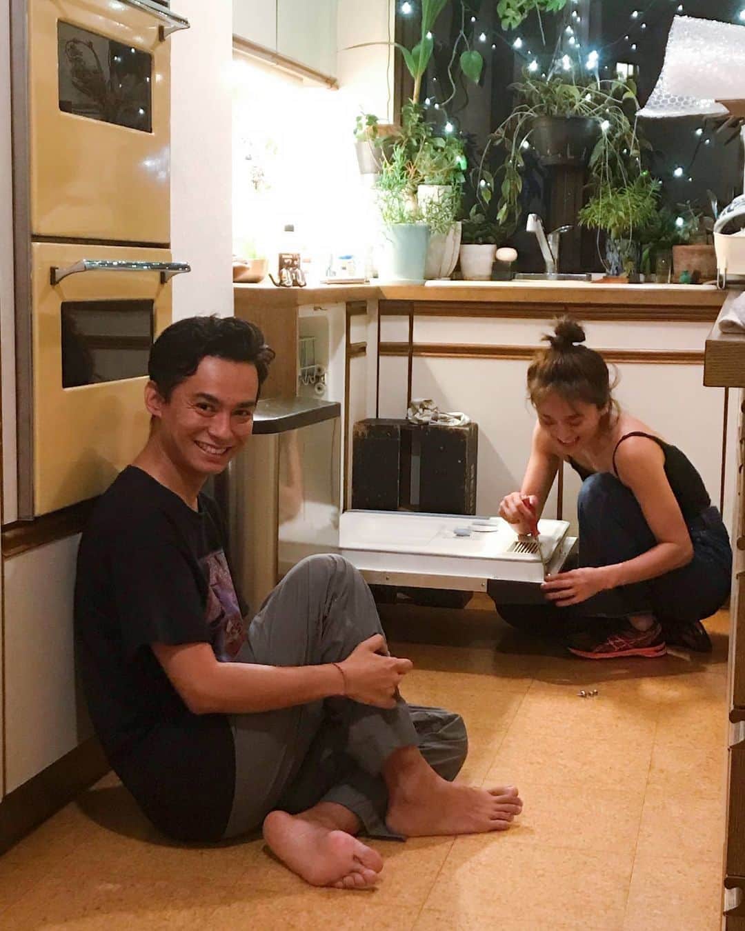 Yoshiko Kris-Webb クリス-ウェブ佳子さんのインスタグラム写真 - (Yoshiko Kris-Webb クリス-ウェブ佳子Instagram)「Fixing a dishwasher. 食洗機を解体して大掃除して組み立てられなくなり😭最終的に出来たけど2時間かかった。オツカレビール飲みます。 娘: ママ。普通そういうのは業者さんに頼むんだよ。 私: 知っとる。  明日16時からヒューガルデンの提供でクッキングライブをInstagramで配信します。ゲストは恵比寿にあるレストランSEL SAL SALEのシェフ濱口昌大さん。シグニチャーディッシュのレシピを教わります。 @hoegaarden_jpn 🇧🇪 @masahirohamaguchi 👨🏻‍🍳」9月11日 21時11分 - tokyodame
