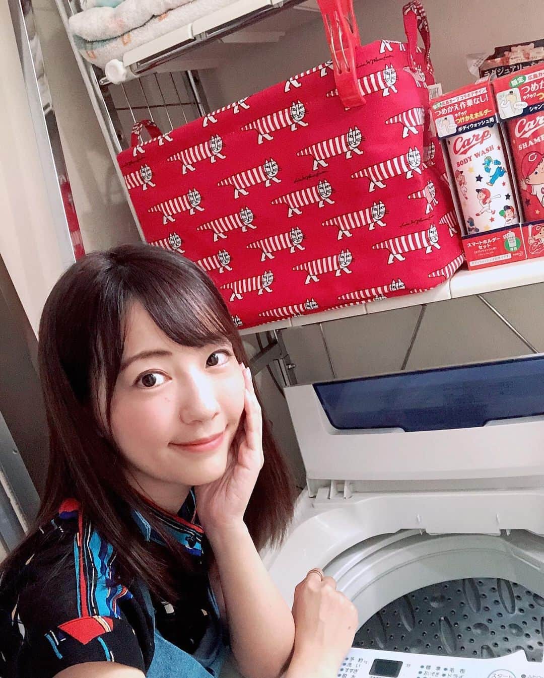 うえむらちかのインスタグラム：「お引越ししたので﻿ お掃除に明け暮れているうえむらですが﻿ ﻿ 素人では取りきれない汚れがあるので﻿ 洗濯機のお掃除を🌀﻿ ﻿ ハタナカ美掃 @hatanakabiso さんに﻿ お願いしました👏﻿ ﻿ 私がやってもらったのは﻿ 縦型洗濯機分解清掃＋除菌・防カビコート﻿ ﻿ 分解清掃ということで﻿ 初めて洗濯機の中身を見たのですが﻿ やはり汚れが溜まっていました🙄﻿ ﻿ それが……﻿ あっという間にピッカピカ✨﻿ 2枚目に載せたBefore、Afterをご覧あれ‼️﻿ 本体が鏡みたいに輝いていました〜🤗✨✨﻿ ﻿ 除菌もしてもらったので﻿ これからは気持ちよくお洗濯ができますね✌️﻿ ﻿ 明日もお天気にな〜れ☀️﻿ ﻿ ﻿ #hatanakabiso #東京洗濯機分解清掃 #ハタナカビソウ #おそうじダイアリー #洗濯機分解清掃 #pr #washing #cleaning #washingmachine﻿ #sweep #洗濯機掃除 #洗濯機クリーニング #お掃除好きな人と繋がりたい  #キレイ好きな人と繋がりたい」