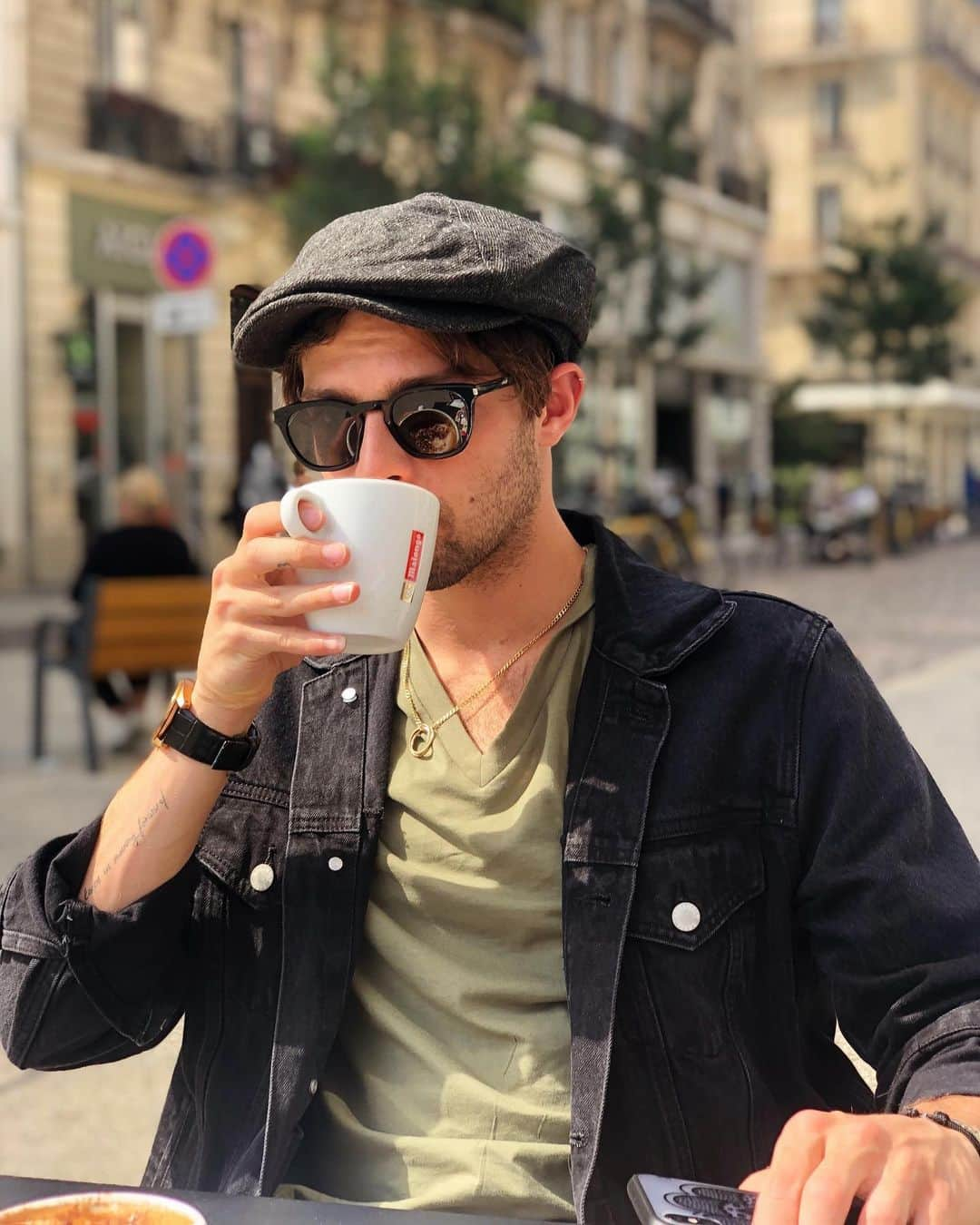 ブレンダン・ケリーのインスタグラム：「Journeyed 2 hours down the mountain just for this coffee... and a Nutella croissant 👀 ☕️   📸:@h_d22  #France #coffee #lad #YSL #thecap #fastfood #croissant #poser #tgif #aussie」