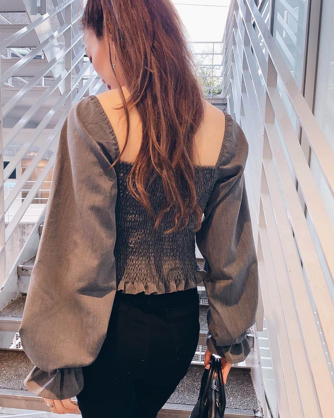 cocovanilla_chiakiさんのインスタグラム写真 - (cocovanilla_chiakiInstagram)「このトップスめっちゃお気に入りなんだけど♥ 袖はね、こんな風にも着れるし、オフショルダーにも出来るんだよ‼︎ まさに大人かわいいね😚 #MIRROR9 #ミラーナイン #fashion」9月11日 21時16分 - coco_mirror9