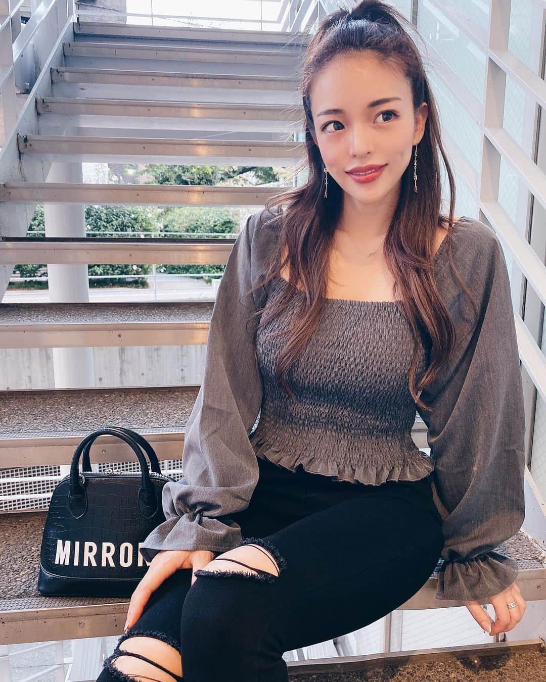 cocovanilla_chiakiさんのインスタグラム写真 - (cocovanilla_chiakiInstagram)「このトップスめっちゃお気に入りなんだけど♥ 袖はね、こんな風にも着れるし、オフショルダーにも出来るんだよ‼︎ まさに大人かわいいね😚 #MIRROR9 #ミラーナイン #fashion」9月11日 21時16分 - coco_mirror9