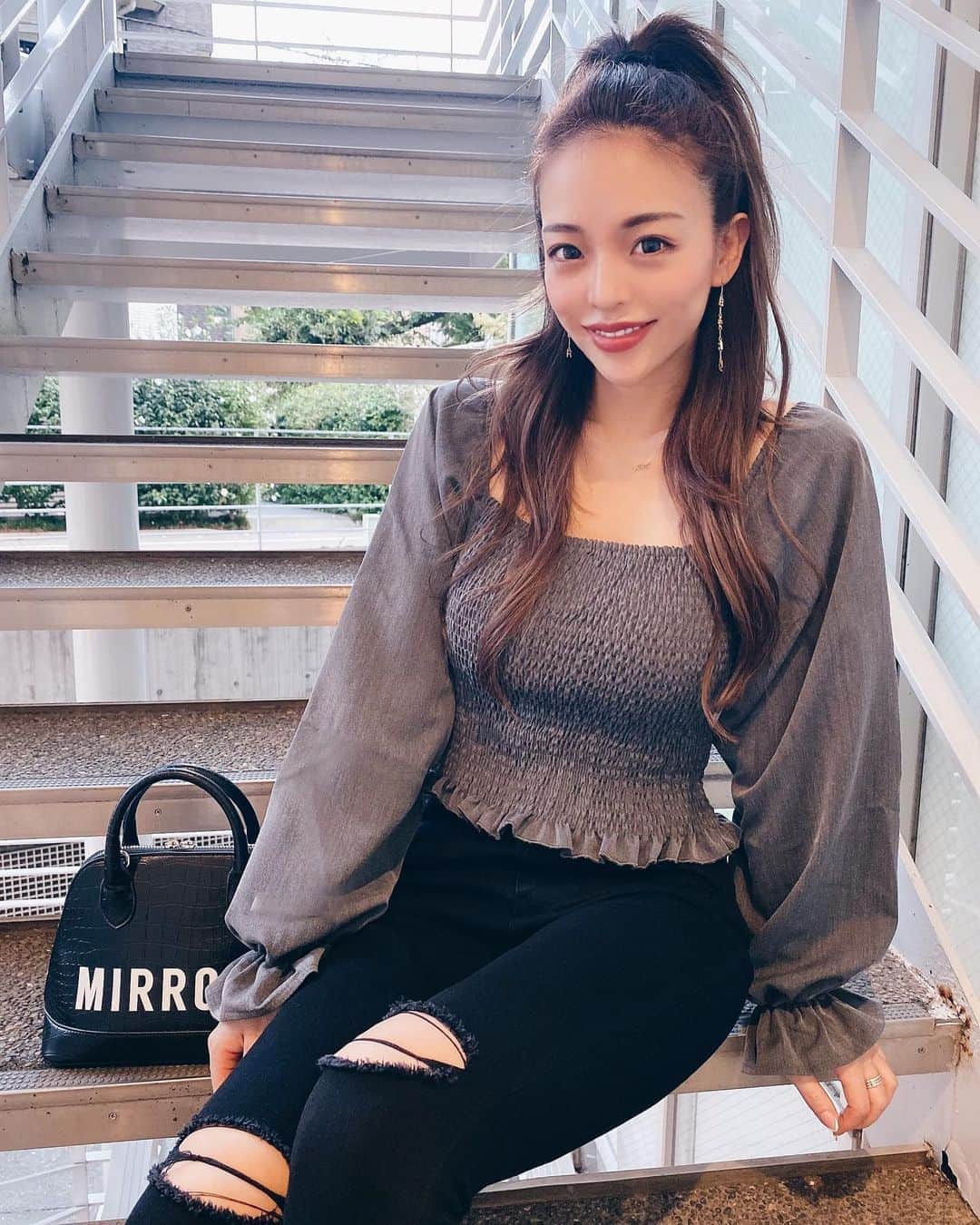 のインスタグラム：「このトップスめっちゃお気に入りなんだけど♥ 袖はね、こんな風にも着れるし、オフショルダーにも出来るんだよ‼︎ まさに大人かわいいね😚 #MIRROR9 #ミラーナイン #fashion」