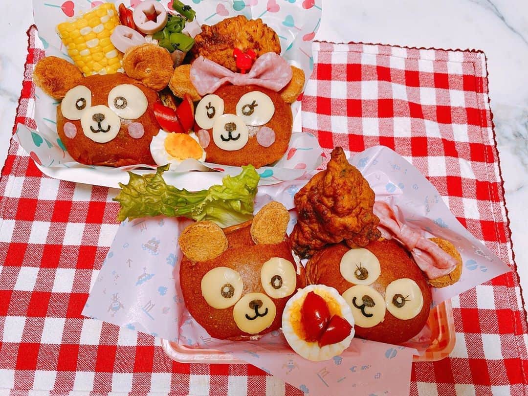 倉岡生夏のインスタグラム：「黒糖パンって美味しい〜💓 ・ ・ バンズってなかなか売ってないので黒糖パンでダッフィーサンドウィッチ🥪 ・ 黒糖パンってほどよい甘さだから、中に卵サンドやポテサラ挟んで冷蔵庫で冷やして食べると美味しいよ⭐️ ・ ・ まだピクニックには暑いけど、お弁当持ってお出かけしたいな〜💓 ・ ・ #おうちディズニー #キャラ弁  #キャラ弁初心者  #キャラ弁部  #可愛いお弁当作りたい部  #ダッフィー弁当  #ダッフィー好きな人と繋がりたい  #愛され料理  #kyaraben  #daffy  #ピクニック弁当」