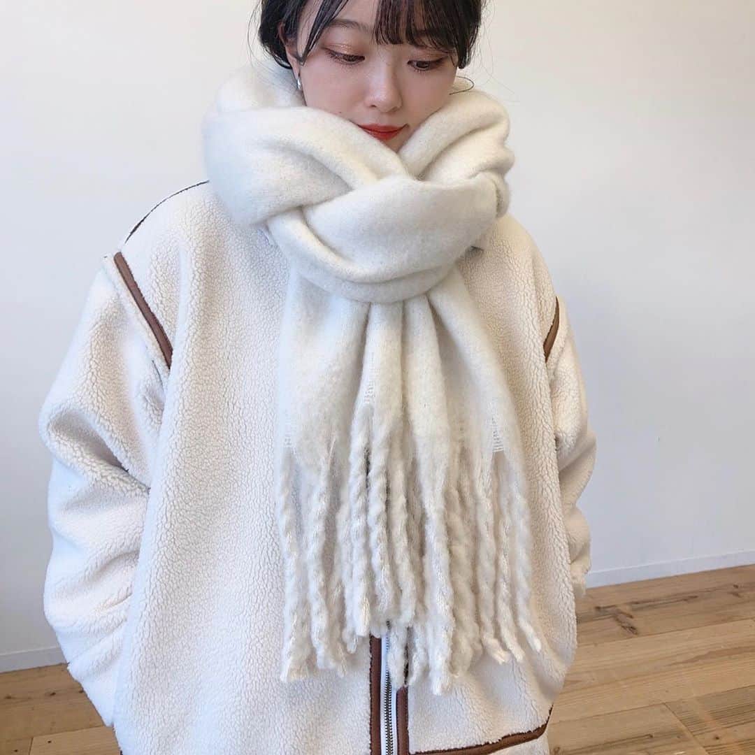 Vannie Officialのインスタグラム：「【VANNIE U  もこもこボリュームマフラー 】2,200+tax ⠀  小顔にもなれるたっぷりボリューム感がたまらんかわいい！  ⠀ 《styling》 もこもこ可愛いボリュームマフラーがVANNIEから登場♡ 大判＋あったか生地でこの冬ヘビロテ間違いなし！ 首元に大きく巻くことで可愛さ＋小顔効果に◎ スウェットやニットに巻いて季節感を出したり、 マンパやボアパーカーなどのアウターと合わせて 冬本番は楽しんで♪  ⠀ 《detail》 しっかりとした厚手の生地でかなりの暖かさ◎ カラー展開にこだわりカジュアルさん～ガーリーさんまで 使いこなせるようにしました♪ 冬には定番で持っておきたいもこもこマフラーです！  ⠀ 《fabric》 厚めで防寒効果抜群の生地。 ⠀ ⠀ ⠀ #vannie_u#ヴァニーユー #ZOZOでしか買えない⠀⠀ お問い合わせはコメントまたはDMまでご連絡ください‪‪☺︎‬」
