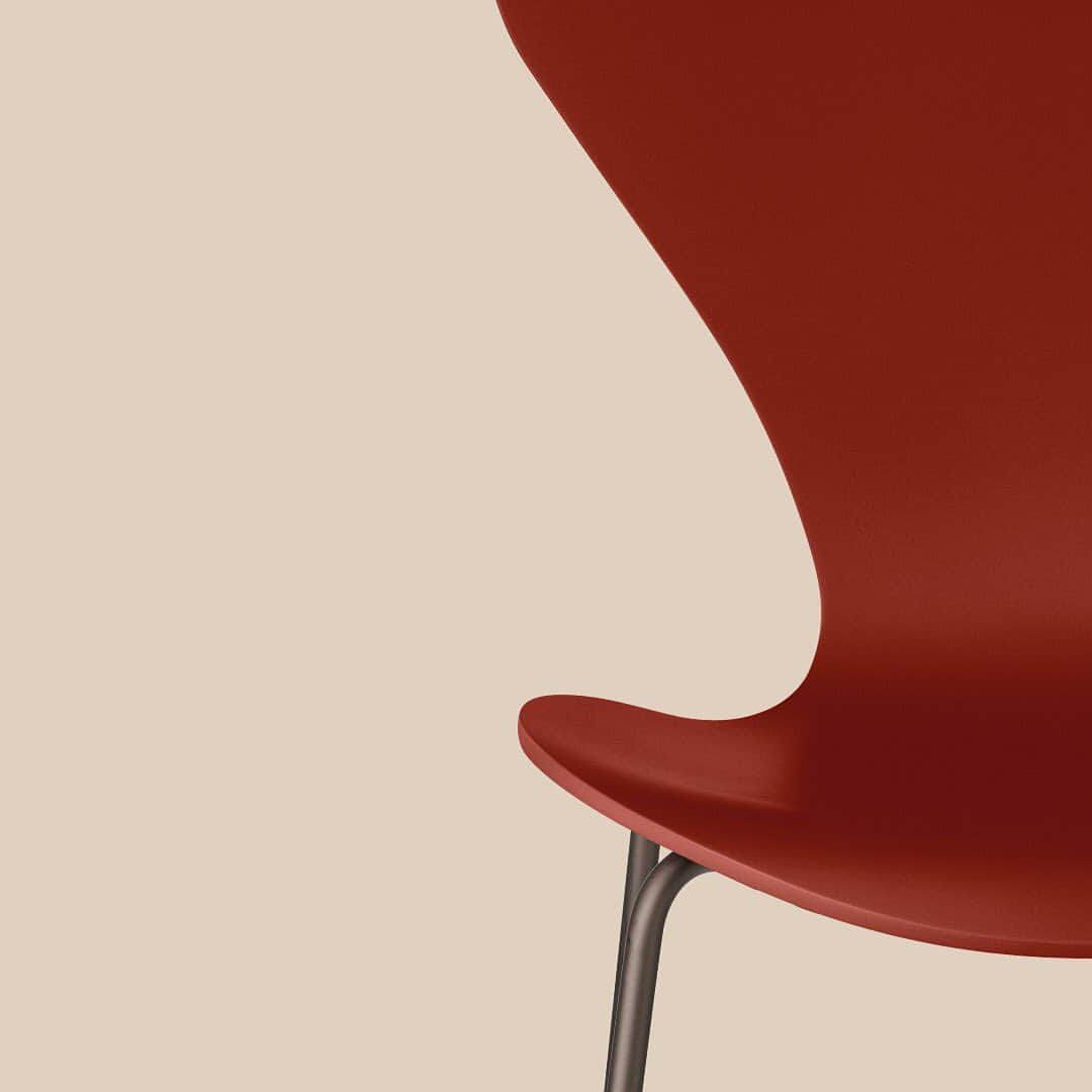 フリッツハンセンさんのインスタグラム写真 - (フリッツハンセンInstagram)「A TOUCH OF RED  New colours for Arne Jacobsen chair designs  Explore more via link in bio  #fritzhansen #fhnewcolours #asenseofcolours #atouchofred #series7 #arnejacobsen #chairs #series7chair #프리츠한센 #フリッツハンセン」9月11日 21時19分 - fritzhansen