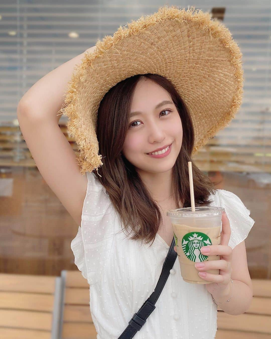 篠崎彩奈さんのインスタグラム写真 - (篠崎彩奈Instagram)「久しぶりに家族とドライブ👒 もう夏が終わる！ と思って今年初めて麦わら帽子かぶりました。笑 #麦わら帽子 #ドライブ #ootd」9月11日 21時19分 - ayana.s_official