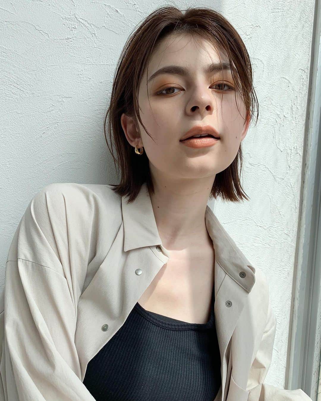 のインスタグラム：「_ ストレートアイロンを軽く通して 柔らかいジェルでスタイリング☺️ . ジェルを使うことで 一本一本の束感と髪の艶をキープ。 . スタイリング後も長時間の ウェット感が続きます🥰 . 2回目以降のお客様にもご来店しやすいように 【2回目以降もご利用可能な割引クーポン】 をご用意させて頂いております^ ^✨ . HOTPEPPERのページにて ご確認下さいませ✨ . 毎日のお仕事や家事、子育てで忙しい女性にも 楽にお洒落を楽しんでもらえるような ヘアスタイルを提案させて頂きます🕊🍃 . 同じ女性だからこそ、 皆さんのライフスタイルを理解し、 長い間寄り添っていける関係を 造っていけたらと思ってます☺︎ . ご予約はTOP又はDMより！ もちろん、DMからのご相談もお待ちしております！ . 【衛生ガイドライン】 ・出勤スタッフの削減 ・出勤前の体温チェック、 　こまめな手洗い消毒とうがい ・スタッフ全員のマスク着用 ・窓の開放による換気と、 　高性能空気清浄機の設置 ・セット面の間隔、 　お客様同士の間隔を広く ・お客様毎の席の消毒 （滞在時間はお客様専用の席とします) . 【以下に該当するお客様のご来店をお控え下さい】 ・感染者、及び感染の疑いがある方 ・体温が37.5度以上ある方 ・だるさ（倦怠感）や息苦しさ（呼吸困難）がある方 ・咳が頻繁に出る方 ・感染濃厚接触者と思われる方 ・１４日以内海外渡航歴がある方  １日も早く平凡な日々が訪れるますように。 皆様のご健康を心よりお祈り申し上げます。  場所： KILLA(旧RODGE)  東京都渋谷区神宮前6-18-14 JS神宮前プロパティ４F TEL：03-6712-6360  - [ ] #ボブ#ミニボブ#ショートボブ#透明感カラー#外国人風カラー#アディクシーカラー#イルミナカラー#グレージュ#ハイライト#ミルクティーベージュ#ショートヘア#マッシュショート#バッサリカット#ハンサムショート#丸みショート#イメチェン#髪質改善#オレンジカラー#オレンジブラウン#小顔カット#夏ヘアー#ココアブラウン#ブランジュ#シアーベージュ#ginza#giselle#fudge#cluel#ar」