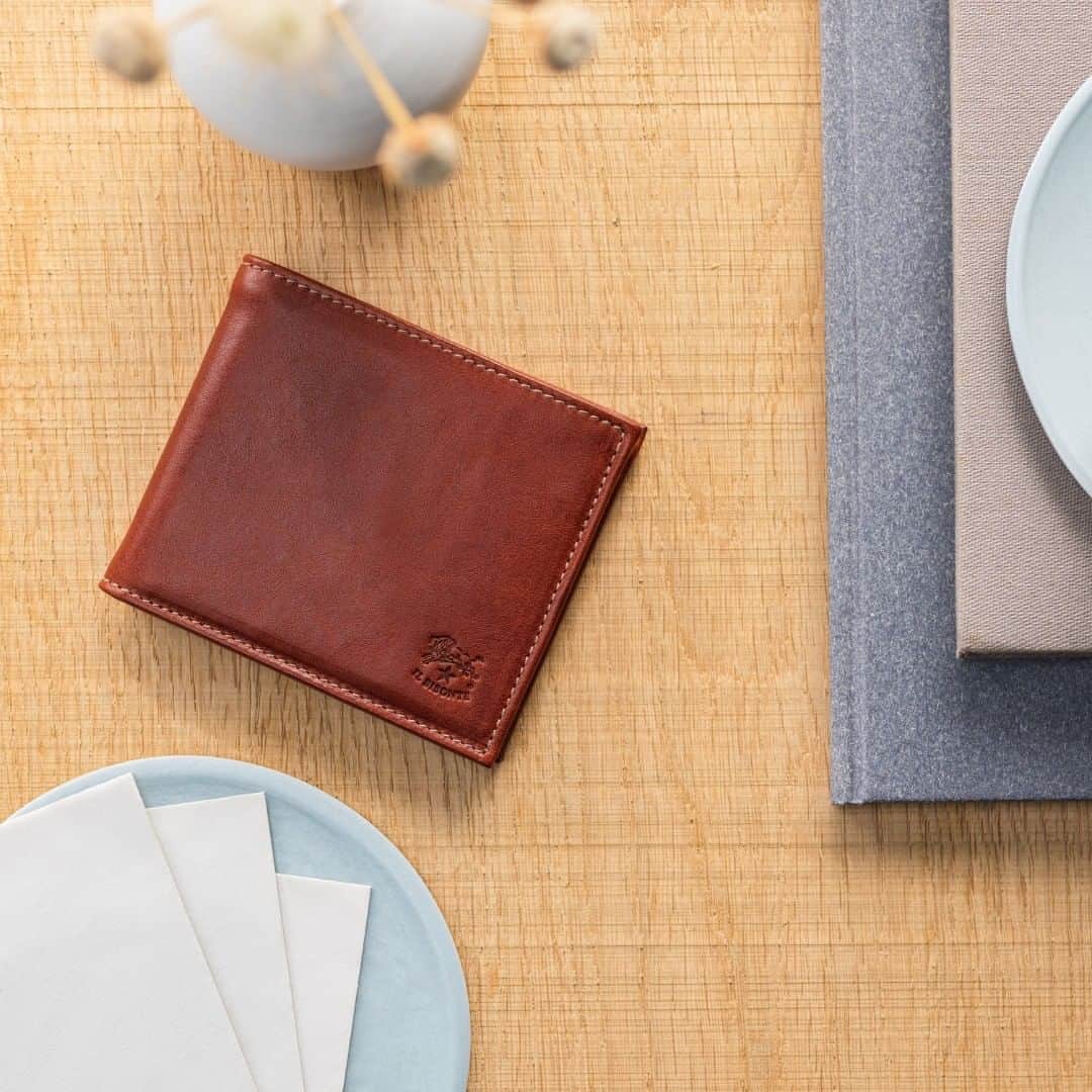 のインスタグラム：「Best things come in small packages ☆ #ilbisonte #smallleathergoods #menaccessories」