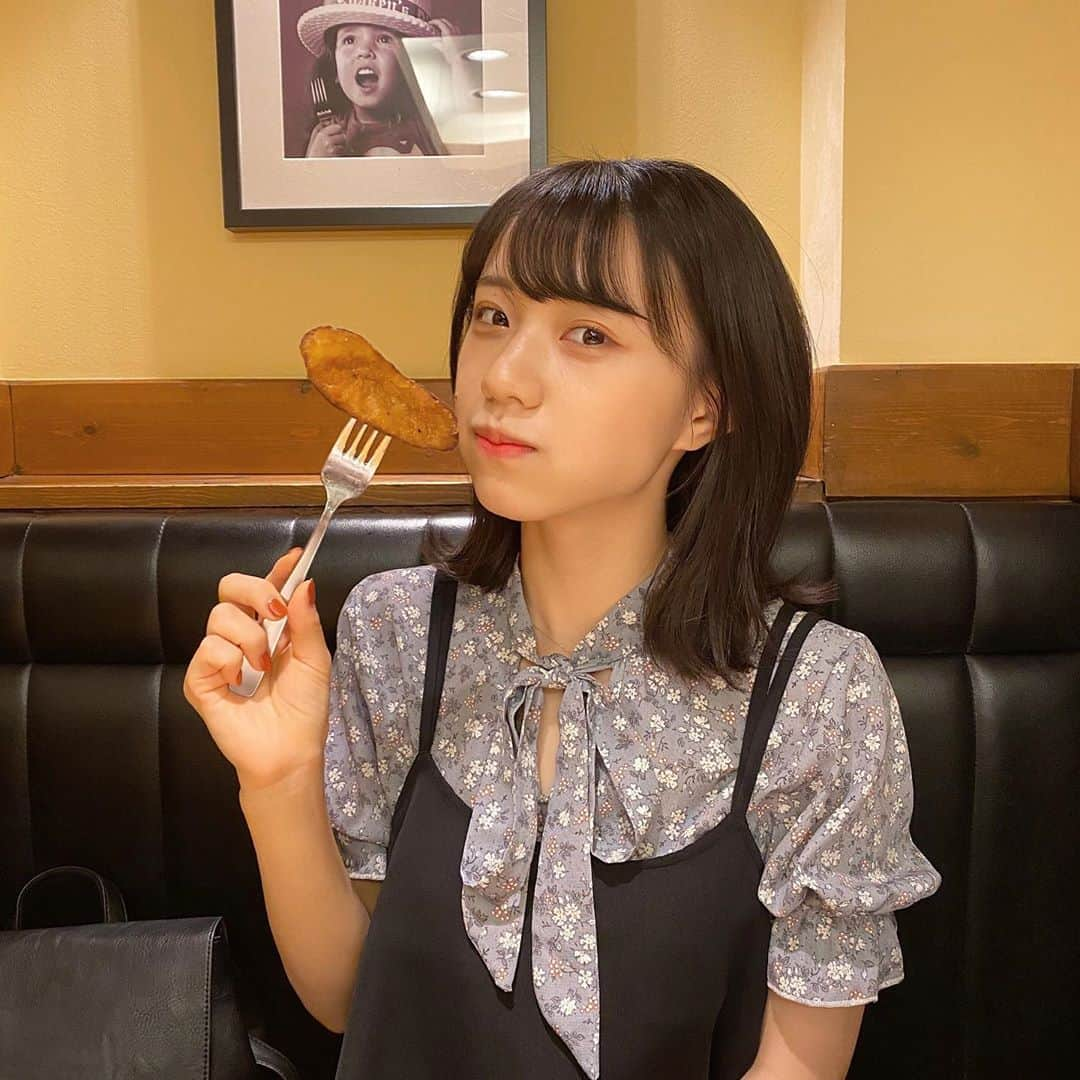 鳴海寿莉亜さんのインスタグラム写真 - (鳴海寿莉亜Instagram)「🍽﻿ ﻿ ﻿ ﻿ ﻿ 絵の女の子と同じポーズ☺︎﻿  ポテトおいしいいい！﻿  ﻿  ﻿ ﻿ ﻿ #夢アド #cameraiphone #アイドル #ポテト」9月11日 21時31分 - juria_narumi.official