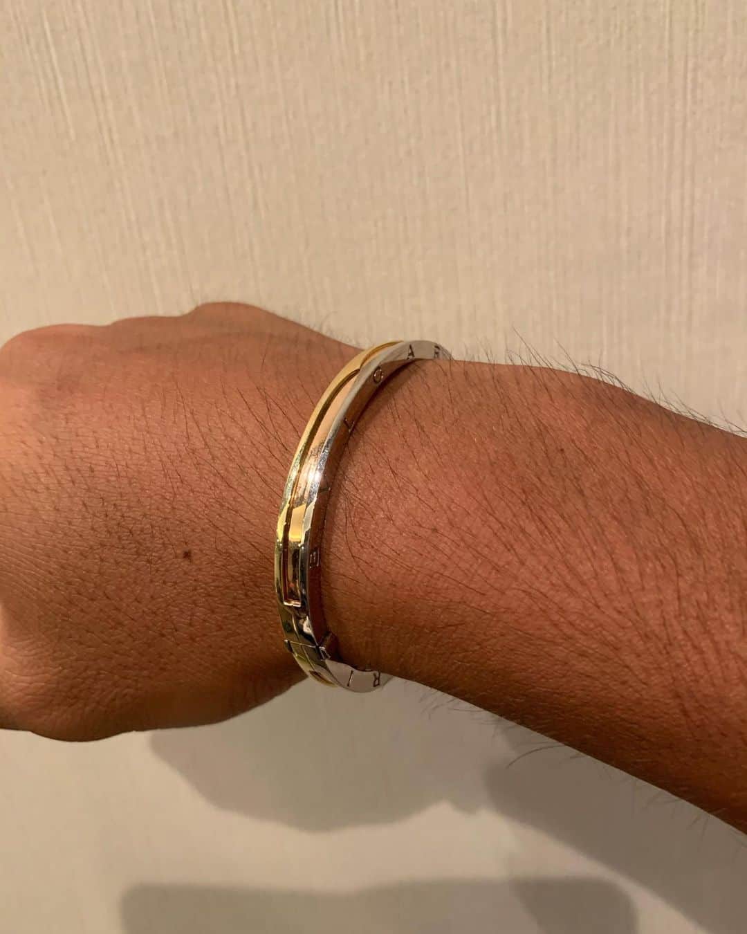小平智のインスタグラム：「妻からの誕生日プレゼント！ BVLGARIのブレスレット(^^) 大切にします🙇‍♂️ #誕生日プレゼント #BVLGARI #古閑美保 #妻 #小平智」