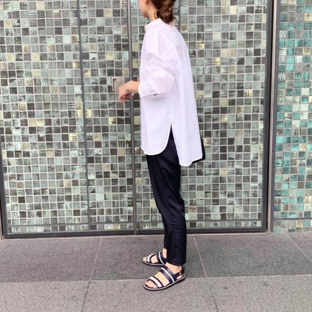 外村久美子さんのインスタグラム写真 - (外村久美子Instagram)「・  こんなにフラットなサンダルだったのに、 足首コキってなって恥ずかしめ🤢 何も無かったかのような顔してスタコラサッサ。。 それでも今日は好きなシャツを着て嬉しい華金♡ ・ ・ #ootd #yori_japan  #コーディロイボザムシャツ #MameXTods」9月11日 21時26分 - kummy153