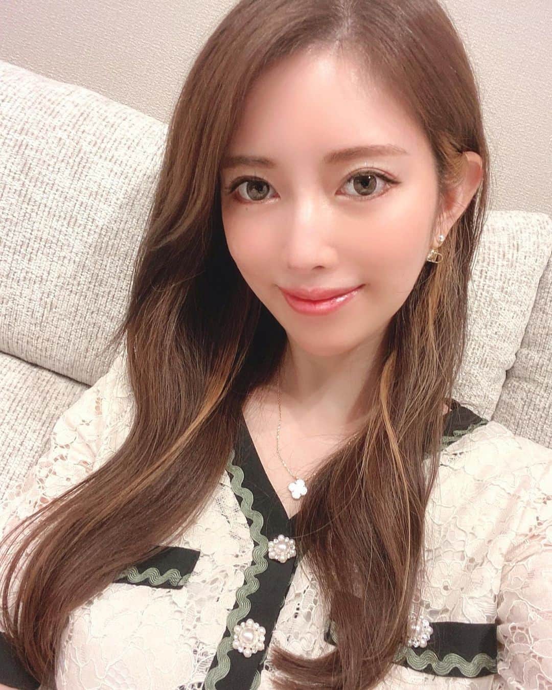 さわいえりさんのインスタグラム写真 - (さわいえりInstagram)「イヤリングカラーいい感じで、 自撮りが多くなっちゃう🥰笑  先日、東京中央美容外科新宿院の 相良先生に脂肪溶解注射を打って貰った経過✨ (@tcbshinjuku ) (@tcb_sagara )  気になる二の腕や顎下に 脂肪溶解注射をして頂いたんだけど  マッサージの甲斐もあってか、 ぶよぶよ感なくなってきた感じがする💓  引き続き経過みます✨ ・ ・ ・ ・ ・ ・ ・ ・ ・ ・ #ダイエットならTCB東京中央美容外科 #美容整形ならTCB東京中央美容外科 #東京中央美容外科#美容外科#新宿院 #東京中央美容外科新宿院#相良卓哉#ドクターズダイエット#ダイエット#新宿#pr#美容好きな人と繋がりたい#tcb」9月11日 21時26分 - beauty_eri7