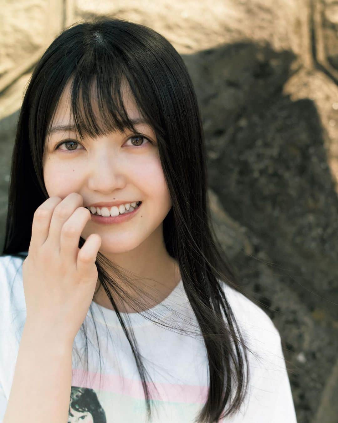 週刊少年マガジンのインスタグラム：「2020年9月9日発売の「　#週刊少年マガジン 」41号に、乃木坂46 ３期生の歌姫 久保史緒里さんが最降臨！ １０代最後の夏を撮り下ろし！  撮影 / 細居幸次郎 スタイリング / 優哉 ヘアメイク / 田村直子 デザイン / 坂上和也 ( banjo )」