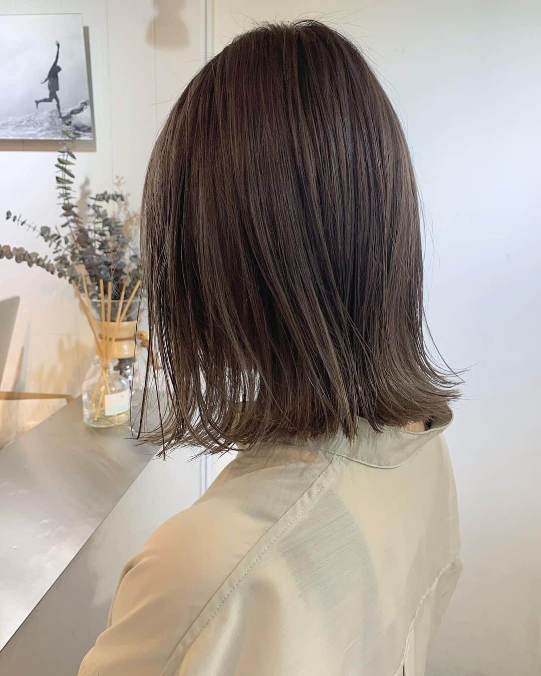 のインスタグラム：「_ natural sheer beige × bob🤍 赤みのない透け感が柔らかくて綺麗☺︎ . 2回目以降のお客様にもご来店しやすいように 【2回目以降もご利用可能な割引クーポン】 をご用意させて頂いております^ ^✨ . HOTPEPPERのページにて ご確認下さいませ✨ . 毎日のお仕事や家事、子育てで忙しい女性にも 楽にお洒落を楽しんでもらえるような ヘアスタイルを提案させて頂きます🕊🍃 . 同じ女性だからこそ、 皆さんのライフスタイルを理解し、 長い間寄り添っていける関係を 造っていけたらと思ってます☺︎ . ご予約はTOP又はDMより！ もちろん、DMからのご相談もお待ちしております！ . 【衛生ガイドライン】 ・出勤スタッフの削減 ・出勤前の体温チェック、 　こまめな手洗い消毒とうがい ・スタッフ全員のマスク着用 ・窓の開放による換気と、 　高性能空気清浄機の設置 ・セット面の間隔、 　お客様同士の間隔を広く ・お客様毎の席の消毒 （滞在時間はお客様専用の席とします) . 【以下に該当するお客様のご来店をお控え下さい】 ・感染者、及び感染の疑いがある方 ・体温が37.5度以上ある方 ・だるさ（倦怠感）や息苦しさ（呼吸困難）がある方 ・咳が頻繁に出る方 ・感染濃厚接触者と思われる方 ・１４日以内海外渡航歴がある方  １日も早く平凡な日々が訪れるますように。 皆様のご健康を心よりお祈り申し上げます。  場所： KILLA(旧RODGE)  東京都渋谷区神宮前6-18-14 JS神宮前プロパティ４F TEL：03-6712-6360  - [ ] #ボブ#ミニボブ#ショートボブ#透明感カラー#外国人風カラー#アディクシーカラー#イルミナカラー#グレージュ#ハイライト#ミルクティーベージュ#ショートヘア#マッシュショート#バッサリカット#ハンサムショート#丸みショート#イメチェン#髪質改善#オレンジカラー#オレンジブラウン#小顔カット#夏ヘアー#ココアブラウン#ブランジュ#シアーベージュ#ginza#giselle#fudge#cluel#ar」