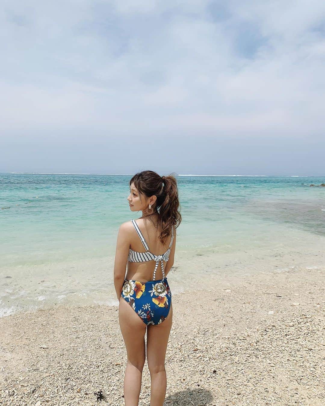いっちゃん/嶋津 いつみのインスタグラム：「. . 夏が終わる前に 今年買った水着2つとも着れた✌🏻✨ . . . . . 来週夏最後のイベントするんやー❤️ . . . それで私の今年の夏は終わり🥺✨ . . . . 夏イベント終わったら ブーツ出そっと🤓🍁 . . . . .  #関西  #関西サロモ  #サロンモデル #サロモ #いっちゃん  #フリーモデル #関西モデル  #あざといっちゃん #かわいっちゃん #いっちゃんコーデ #ブライダルモデル #アレンジモデル #ヘアカラー  #ヘアアレンジ #くしゃ顔  #水着  #海」