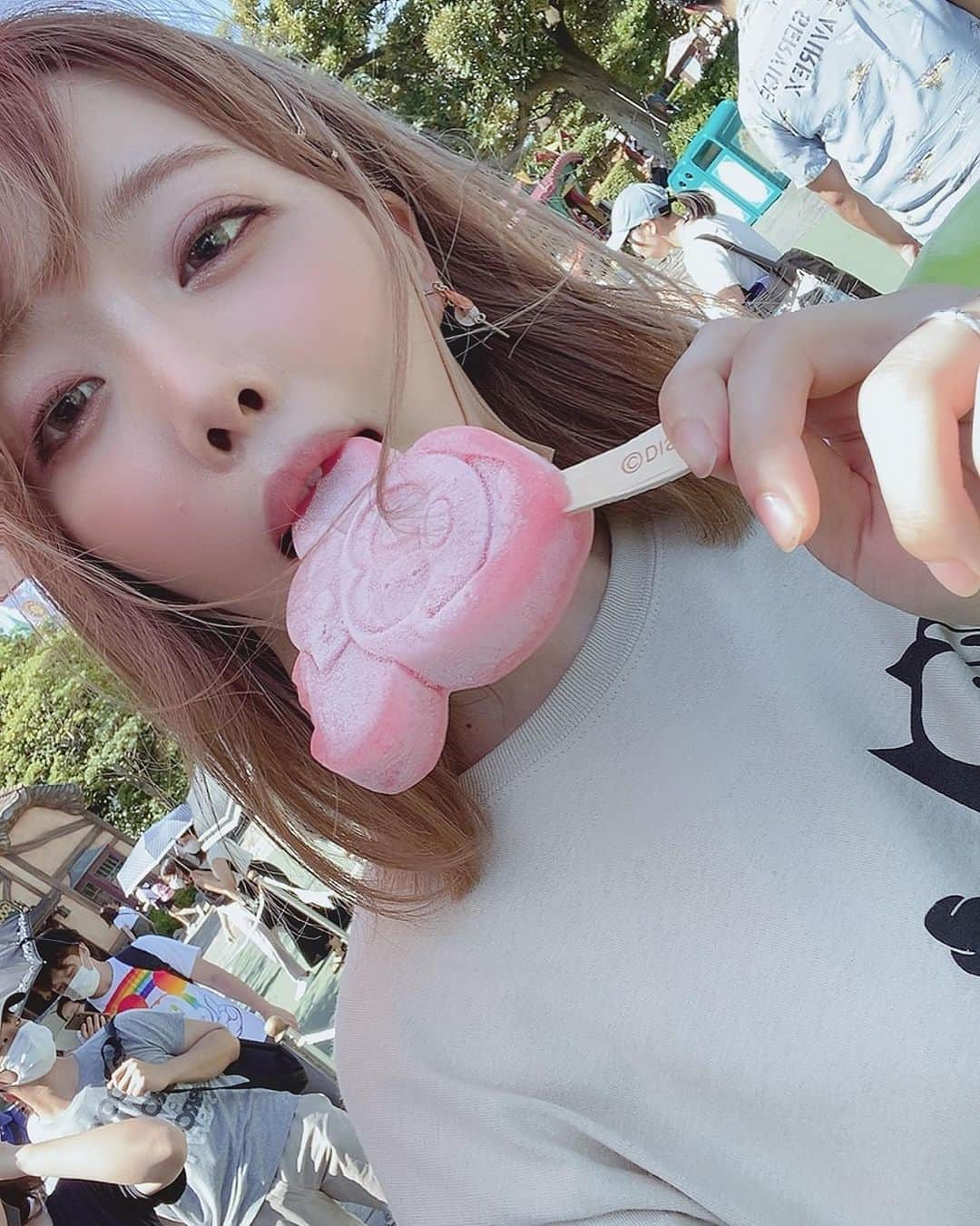 七海さんのインスタグラム写真 - (七海Instagram)「ミニーちゃんのアイス🍨 ひたすらアイス食べてる写真ばっかり... ・ ・ #disneyland #ミニーマウスアイス #minnymouse #ショートボブ #ショート #ショートカット #shorthair #bobhaircut #プーさんのハニーハント 3回ぐらい乗った🐻」9月11日 21時31分 - nanami_bwmg