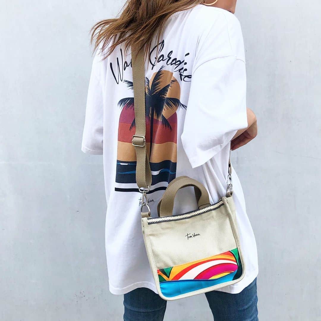 ラレイアのインスタグラム：「🌴 楽天サーバーダウンによる一部商品のご購入が出来ない現象が起きておりましたが、現在は改善されご注文可能となっております。 ご迷惑をお掛けしておりました事お詫び申し上げます。 引き続きお買い物を楽しんでいただければ幸いでございます。 ・ ・ ・ 本日インスタLIVEでもご紹介したTom Veiga @tomveiga のミニトートとBIG Tは即納対応になりました！ ・ そして一部商品SALE延長中😚✨ ぜひcheckしてみてください🧡 ・ ・ ・ @laleia_official ・ 楽天市場店 https://www.rakuten.co.jp/laleia-p-life/ ・ au PAYマーケット店 https://wowma.jp/user/52666346 ・ ・ ・ @laleia_official  #tomveiga #art #artstagram #travel #photography #photogenic #ハワイ #フォトジェニック #インスタ映え #インスタ女子 #アロハ #ビーチ #海好きな人と繋がりたい #ハワイ好きな人と繋がりたい #ラレイア #楽天 #大人カジュアル #トムヴェイガ #ビーチガール #ビーチスタイル #コーデ #ユニセックス #カップルコーデ  #ビッグt」