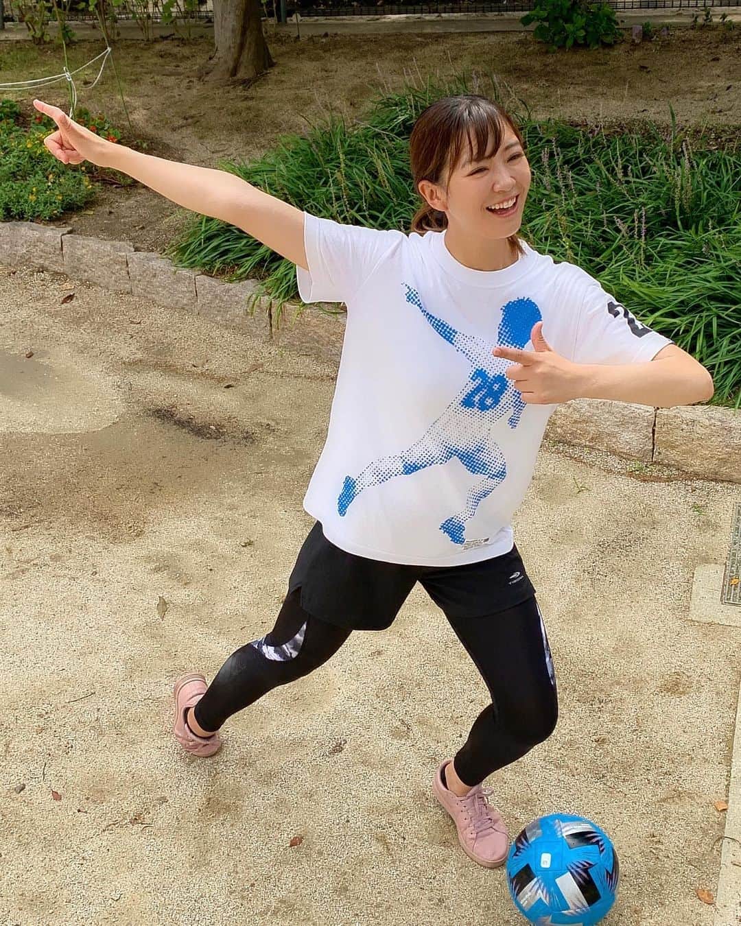 上杉あずさのインスタグラム：「. #サガン鳥栖 #森下龍矢 選手のプロ初ゴール記念Tシャツ👕⚽️ 買っちゃいました。届いちゃいました。 早速、着ちゃいました。 袖に付いてるクラブカラーが可愛い💙💖 今後もいろいろ新たに出る記念グッズを買っちゃいそうで怖いです💸💸笑笑 さて、今日は #リフティング10回チャレンジ 練習してきました！YouTubeにアップしました🤭🤭まじですぐ終わる動画なので、そちらで今日の模様をチェックお願いします(笑)アドバイス、練習方法の提案、絶賛受付中です！よろしくお願いします🙏🏼❤️ #soccer #training #challenge #project #lifting #try #sagantos #j1 #jleague #baseball #sbhawks #softbankhawks #hardbankporks #youtube #リフティング #リフティングチャレンジ #サッカー #野球 #スポーツ #運動音痴 #気持ちはアスリート #可能性は無限大 #伸び代オバケ」