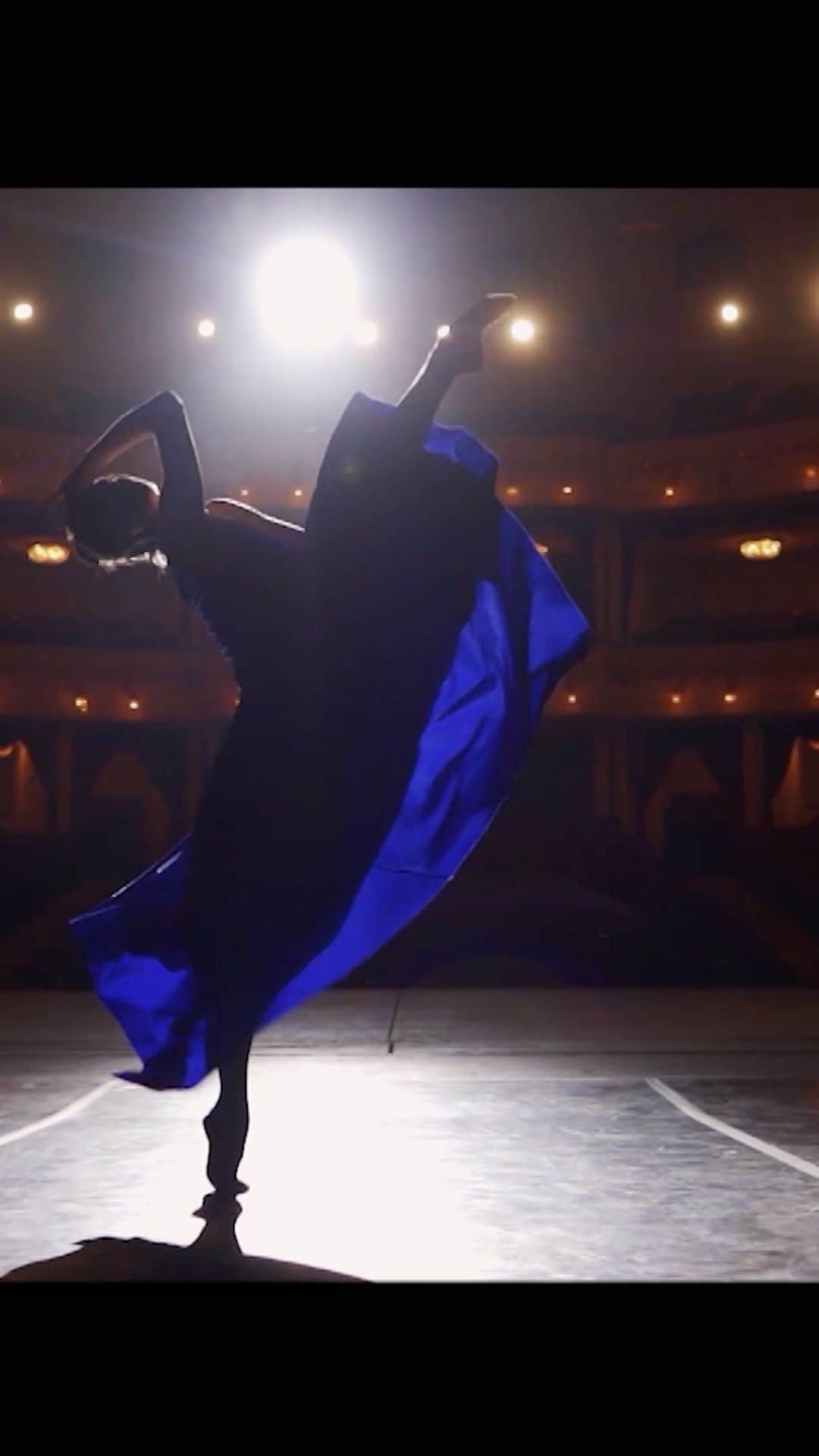 エカチェリーナ・ガールキナのインスタグラム：「⠀⠀⠀⠀⠀ ⠀⠀⠀⠀⠀ Director: @isaichuk_aleksandr  Operator: @evgenikuryanovich  Choreography: @markovskaya_ballet  MUAH: @alenakustovamakeup  Location: @bolshoibelarus」