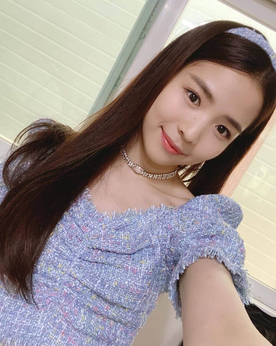 マヤ（勝村摩耶）のインスタグラム：「Our  lovely swan ❤️   皆さんこんばんは〜MAYAです🦢✨  ついに明日は THE MUSIC DAYの放送日〜🥳 初めての歌番組出演なのでドキドキワクワクです‼︎ 私達もすごく楽しみです〜☺️☺️ 皆さんも是非見て下さい💓  내일은 드디어 THE MUSIC DAY 방송일입니다~🥳 음악 방송 첫출연이라 두근거려요!!! 저희도 너무너무 기대되네요😚💓  내일이 빨리 왔으면 좋겠다~🤤 #MAYA  #MAYAKATSUMURA #NiziU #NiziUMaya #JYP #MakeYouHappy」