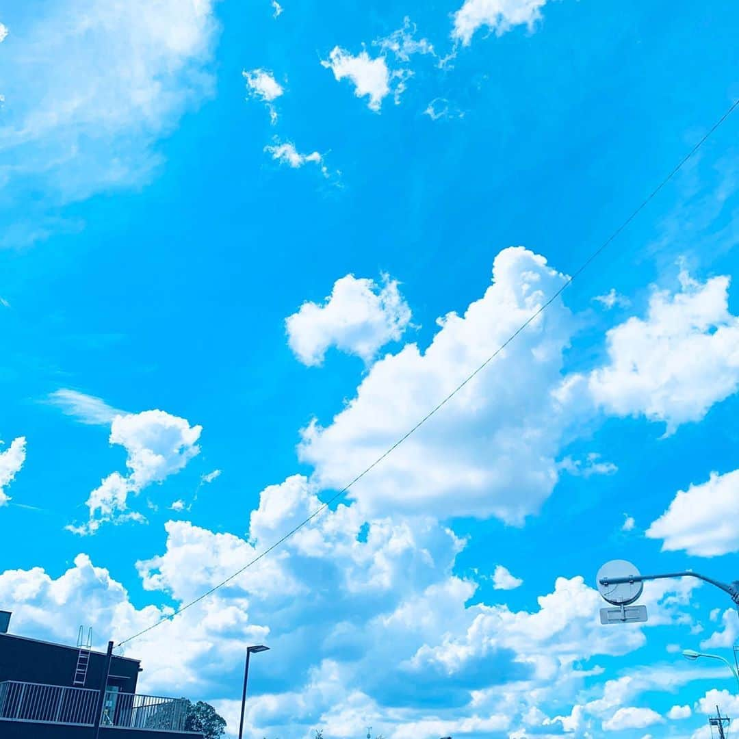 結城さなえさんのインスタグラム写真 - (結城さなえInstagram)「夏の雲が、とても名残惜しそうに秋の雲に変身し始めてました🌤  いろいろ思いを巡らせた結果、 やはり「いまを生きる」に着地する。 そんな今日この頃です☺️  #雲 #空 #夏空　と #秋空　の #共演 #いまを生きる #健康一番 #loveyourself  #livealoha #sky」9月11日 21時47分 - yuukisanae