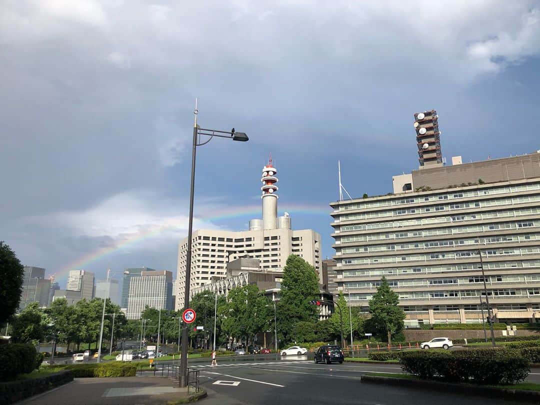 テレビ朝日「未解決の女　警視庁文書捜査官」のインスタグラム：「撮影開始直前、雨が上がって空に虹が…📸✨🌈  よく見ると2本ありました👀‼️✨  #未解決の女 最終回は9/17(木)🧑🏻‍💼📖」