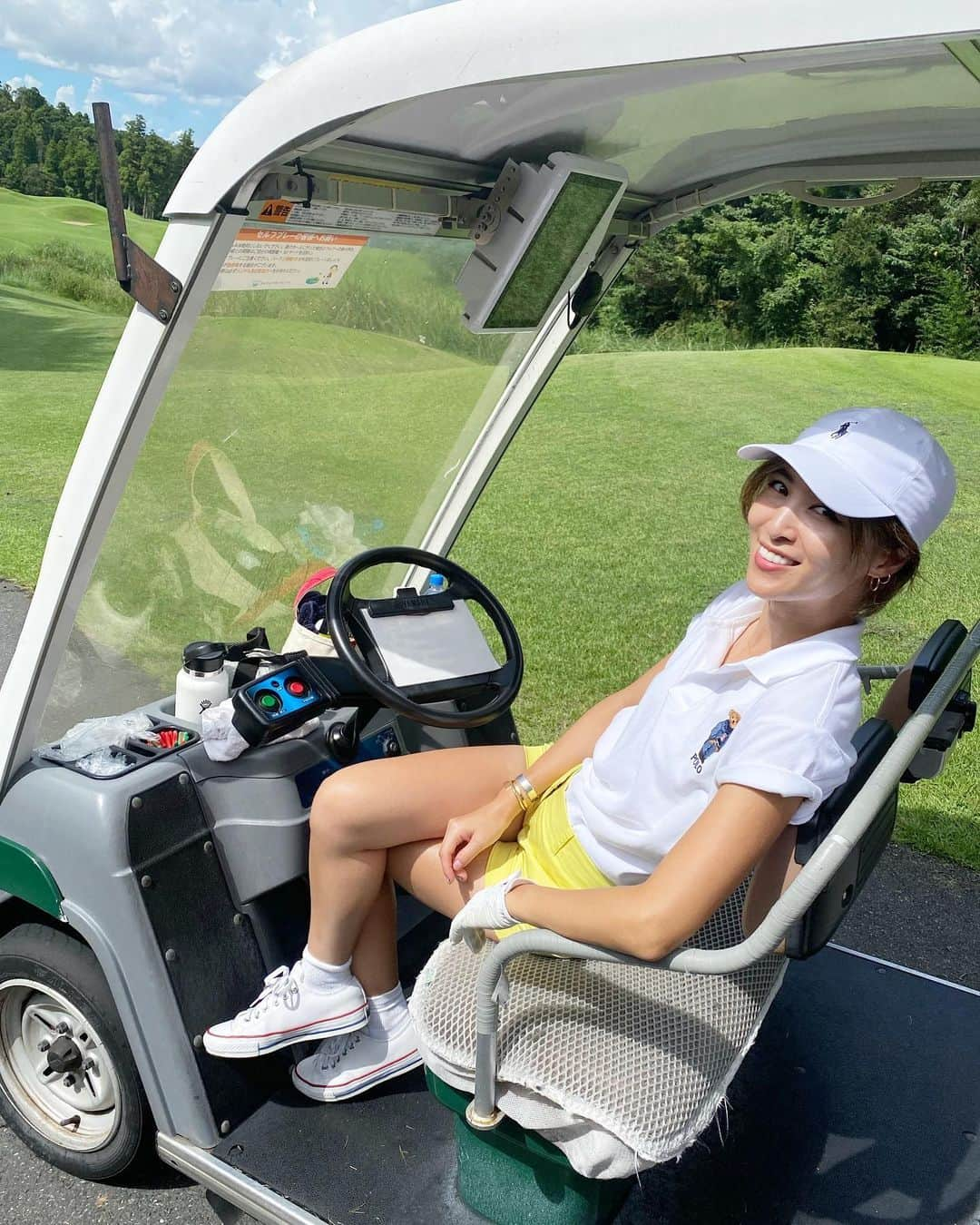 月本えりさんのインスタグラム写真 - (月本えりInstagram)「ゴルフ中⛳️顔に日焼け止め塗り直してたら友達に『え❓ノーファンデなの❓』って驚かれた🤣✨ @blair_salon で買ったイラストリアスのSPF入りのデイクリームなんだけどお肌を明るく見せてくれるから好き♡ #golf #golflife #ゴルフ #golffashion #fashion #poloralphlauren #poloshirt #polobear #converse #shoes #sport #active #endofsummer #🥵 #beautifulsky」9月11日 21時43分 - eritsukimoto