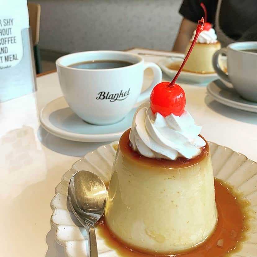 ree_mstorynさんのインスタグラム写真 - (ree_mstorynInstagram)「#pudding  軽めのランチにしたのは メインがプリンだったから‪𐤔 固めのプリンに生クリーム ちょこんとのったさくらんぼ 懐かしいこの感じ プリンの王道♡ ・ ・ #大阪カフェ #blanket #osaka #珈琲軽食blanket #珈琲軽食ブランケット #カフェ巡り #カフェ好きな人と繋がりたい #固めのプリン #カフェスイーツ #coffee #coffeetime #珈琲 #コーヒー  #cafesweets #vsco #vscam」9月11日 21時44分 - ree_mstoryn