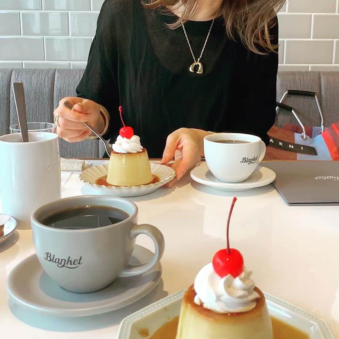 ree_mstorynさんのインスタグラム写真 - (ree_mstorynInstagram)「#pudding  軽めのランチにしたのは メインがプリンだったから‪𐤔 固めのプリンに生クリーム ちょこんとのったさくらんぼ 懐かしいこの感じ プリンの王道♡ ・ ・ #大阪カフェ #blanket #osaka #珈琲軽食blanket #珈琲軽食ブランケット #カフェ巡り #カフェ好きな人と繋がりたい #固めのプリン #カフェスイーツ #coffee #coffeetime #珈琲 #コーヒー  #cafesweets #vsco #vscam」9月11日 21時44分 - ree_mstoryn