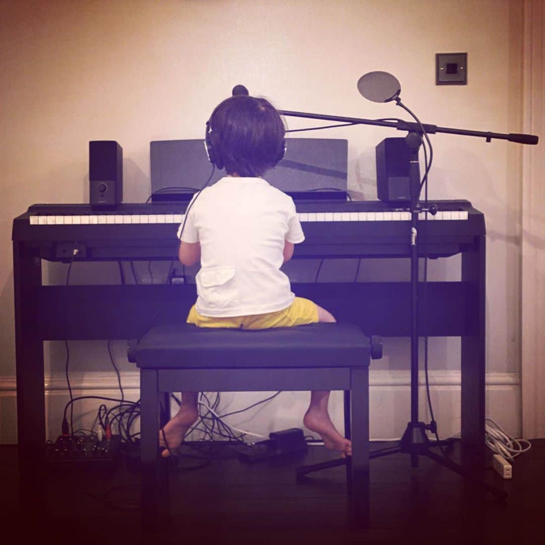 KOKIAさんのインスタグラム写真 - (KOKIAInstagram)「I managed to get a piano in London. Leo is also enjoying the piano.」9月11日 21時45分 - kokia_musician