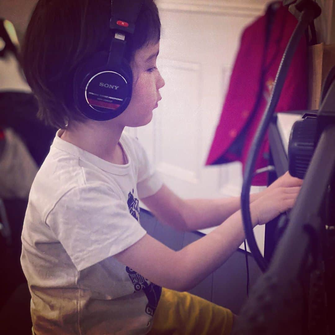 KOKIAのインスタグラム：「I managed to get a piano in London. Leo is also enjoying the piano.」