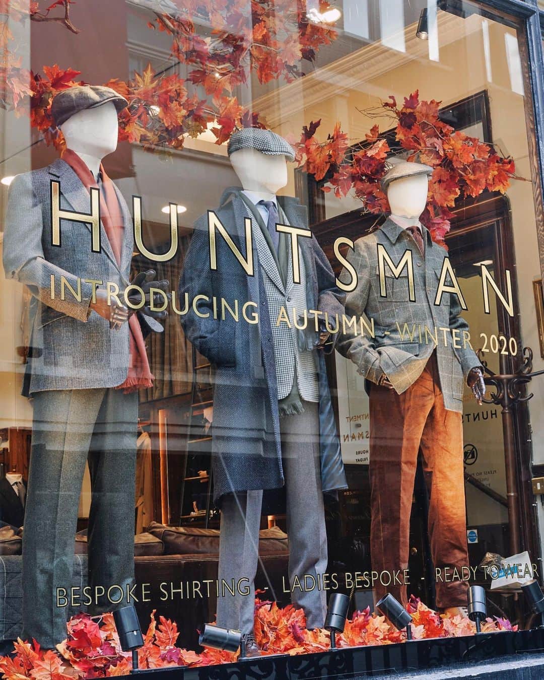 のインスタグラム：「Autumn has arrived at Savile Row. Visit us at number 11, and discover our new collection of ready to wear, timeless pieces inspired the rich beauty of the British landscape. Key for Huntsman’s Creative Director Campbell Carey was creating a collection that reflected the true beauty of the British Isles in autumn-winter, especially playing with the unexpected depth and richness of colour to be found in nature across the seasons.  Can't make it to Savile Row? Discover Huntsman at Home, and shop the collection online. Connect live with our Client Managers by video messaging with @heroapp, our interactive online shopping service. Receive styling advice and guidance on fit from our team of experts.   Shop the collection now via the link in bio  #huntsmanAW2020 #bethehuntsman #huntsmanathome #huntsmanheritage #huntsmansavilerow #huntsmannewyork #huntsmanseparates #readytowear #autumnwinter2020 #autumnwinterstyle #menswear #tailoring #tailored #bespoke #sartorial #britishdesign #savilerow #luxuryretail」