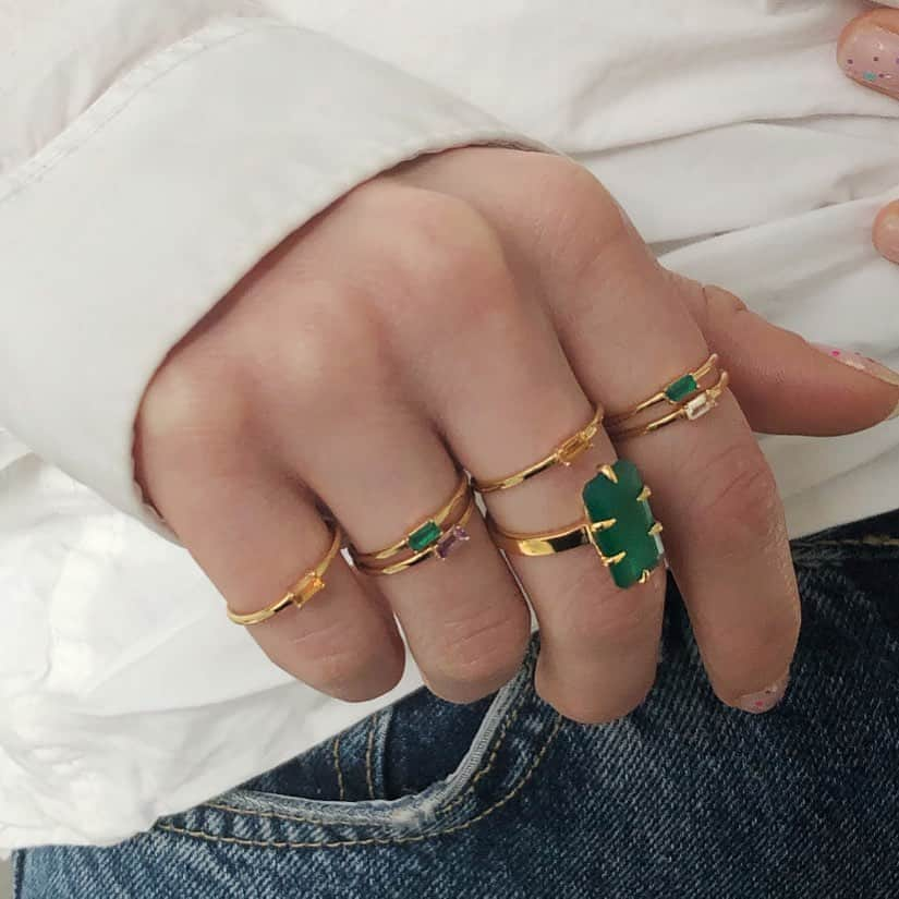 カレ ジュエリーさんのインスタグラム写真 - (カレ ジュエリーInstagram)「Stack your rings, it’s Friday!💃 #carrejewellery #jewellery #fridaystyling #confetti #sophiaroeforcarré #greenagate #amethyst #whitetopaz #citrine #gemstones #gems #jewellerywithmeaning」9月11日 21時46分 - carrejewellery