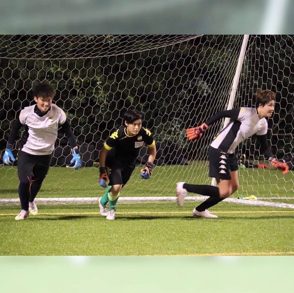 山根恵里奈さんのインスタグラム写真 - (山根恵里奈Instagram)「今日も無事に練習終了でーす⚽️🧤 . ジェフレディース公式インスタ @jef_chiba_ladies_official  に キーパーズのいい瞬間📷があったので。 . なんか、良くない？ ね、この写真、良くない？？笑 . 今日もお疲れさまでしたー😘 #jefunited #jefladies #明日もがんばろー」9月11日 21時46分 - erina.yamane