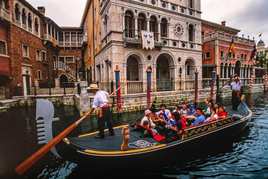 Michael Yamashitaさんのインスタグラム写真 - (Michael YamashitaInstagram)「Venice, Italy? —  Not! It’s Tokyo Disney Land photographed before the pandemic which reopened on July 1 after a 4 month covid closure. Japan, China, Korea, Taiwan and most of Asia is up and running again way ahead of the curve thanks to citizens observing face mask and social distancing guidelines. Simple steps can make a difference! 37,000 new cases reported today in the USA versus 300 in Japan. #tokyodisney #japan #tokyodisneyland  #covid」9月11日 21時56分 - yamashitaphoto