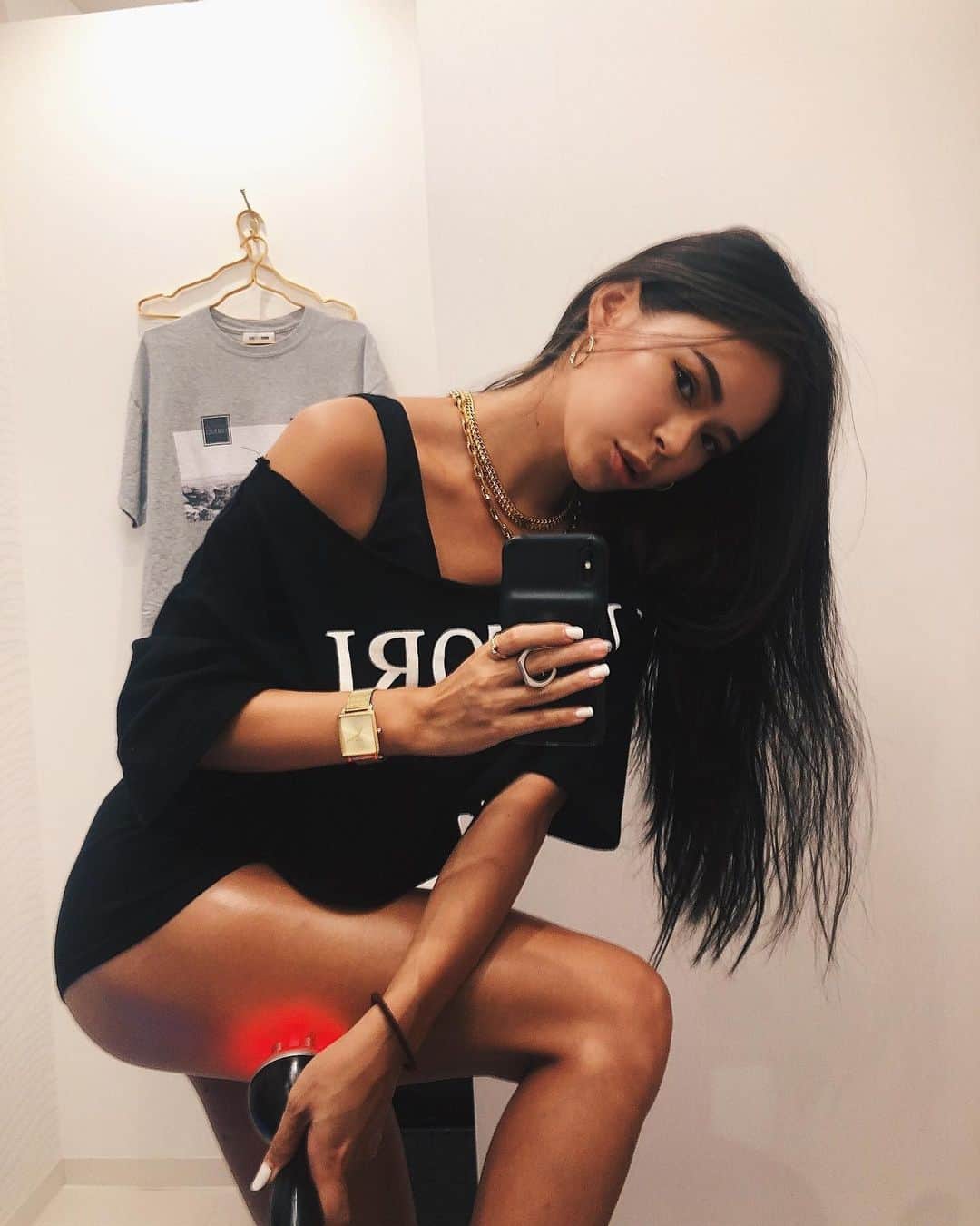 のインスタグラム：「__ 表参道に新しくできた自分でエステする @victoria_selfeste へ行ってきました。  BODY&FACE&NAIL全てが揃ってる トータルビューティスタジオで ジムのように毎日通えちゃって 通い放題月額5800円〜という素敵なお値段なの。  30分間 ギャビテーション→ ラジオ波→ ラジオ波&吸引  を当てたらなんと私のお腹にくびれが。(２枚目見てね) エステは高級だから毎日行くのは難しいけど ここなら毎日通えてくびれもゲットできる👏🏻 ジムの前に行けそうだから 今、通うか検討中のエステスタジオ🤔   #Victoria selfeste #victoria #ヴィクトリアセルフエステ #定額制セルフエステ #セルフエステ#エステ #エステ通い放題」