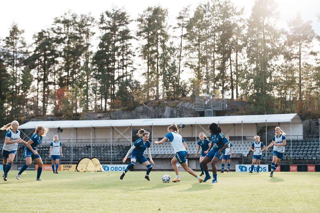 Caroline Graham Hansenさんのインスタグラム写真 - (Caroline Graham HansenInstagram)「Takk for meg @kolbotntoppfotball! Dere er en fantastisk gjeng med spillere og trenere! 🙏🏼 Masse lykke til med resten av sesongen! #takkformeg 📸 @ingvildisaksen」9月11日 21時49分 - graham95