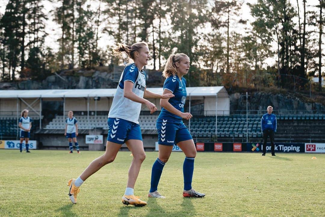 Caroline Graham Hansenさんのインスタグラム写真 - (Caroline Graham HansenInstagram)「Takk for meg @kolbotntoppfotball! Dere er en fantastisk gjeng med spillere og trenere! 🙏🏼 Masse lykke til med resten av sesongen! #takkformeg 📸 @ingvildisaksen」9月11日 21時49分 - graham95