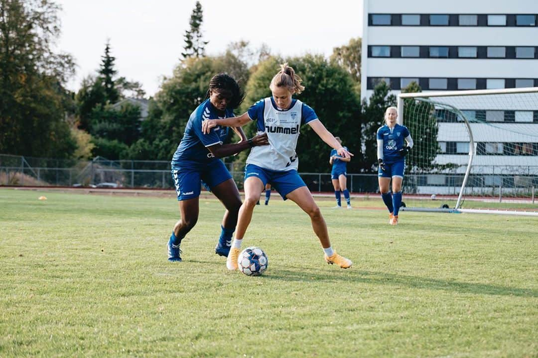 Caroline Graham Hansenのインスタグラム：「Takk for meg @kolbotntoppfotball! Dere er en fantastisk gjeng med spillere og trenere! 🙏🏼 Masse lykke til med resten av sesongen! #takkformeg 📸 @ingvildisaksen」