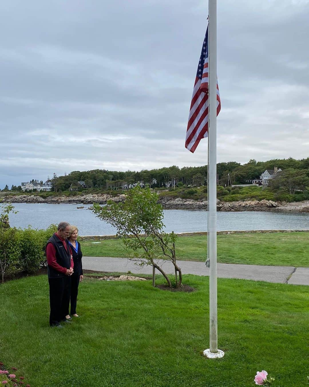 ジョージ・H・W・ブッシュのインスタグラム：「Laura and I honor the thousands of lives stolen by terrorists 19 years ago this morning. We remember the shock of evil and the pain of loss. And we remember the courage of Americans in the moments and days following 9/11. As we honor the fallen, may we also recall the strength of our great nation.」