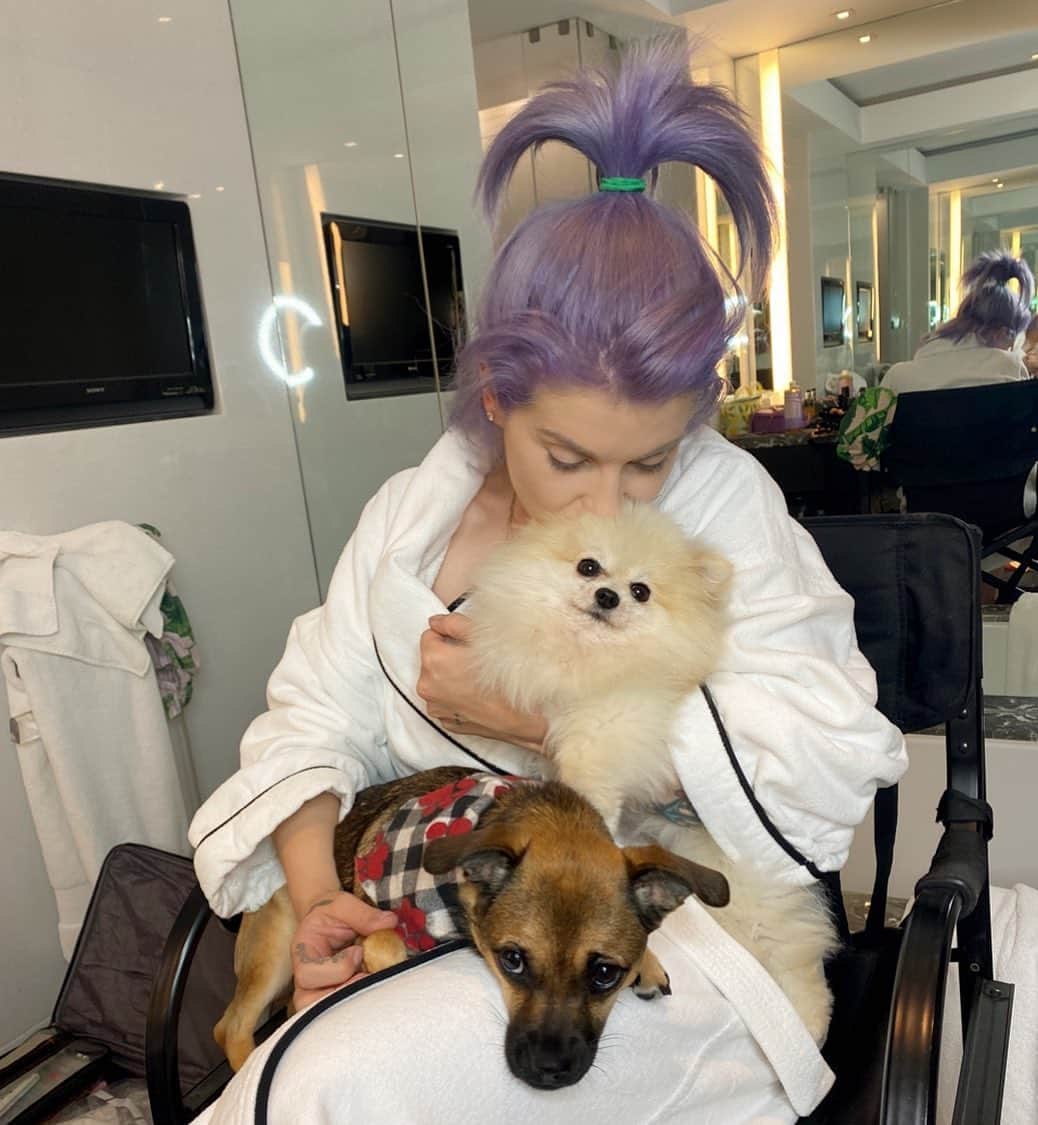 ケリー・オズボーンのインスタグラム：「5am family glam session. 💜」