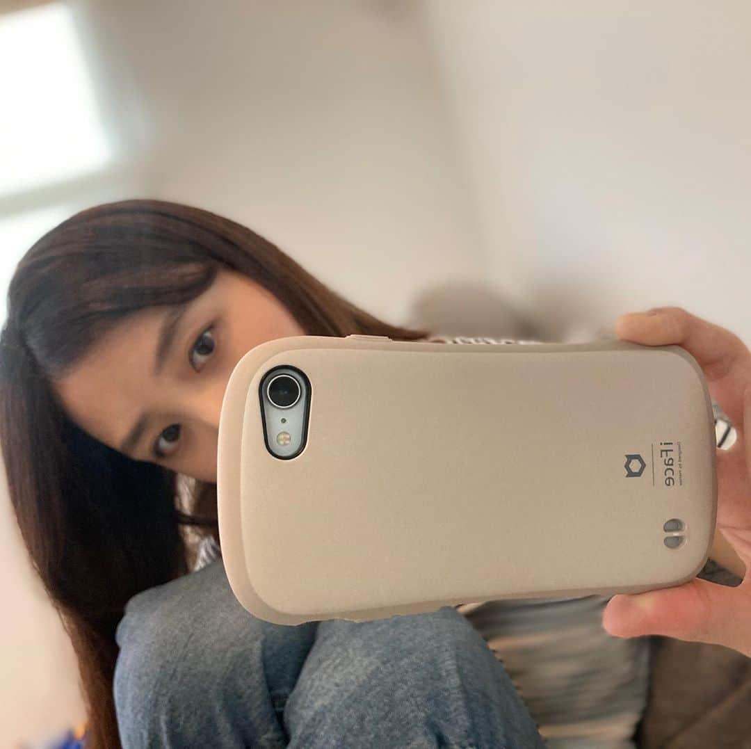 大浦育子さんのインスタグラム写真 - (大浦育子Instagram)「先日立て続けにスマホの画面割ってしまい...割れないケース質問したら教えてくださった皆さんありがとうございました！ifaceとijoyのケースが割れないとの声多かったです！ ifaceのカフェラテというカラーが可愛かったのですぐネットでポチりました♡ガラスフィルムもしっかり貼ったのでもう割れないことを祈る、、、 ちなみにこの後すでに2回くらい落としていますが今のところ割れていません。笑 まずは落とさないことを目標に頑張ります😂 . .  #スマホケース#iface#カフェラテ」9月11日 21時51分 - ikuko_oura