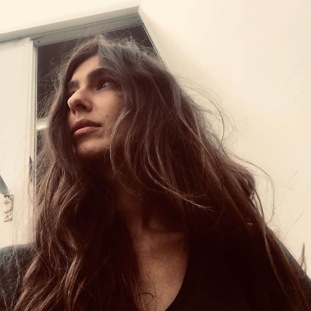 Stella Egittoのインスタグラム：「Albe e scapigliamento. . . #set con la consulenza di @fabriziodeblasio .」